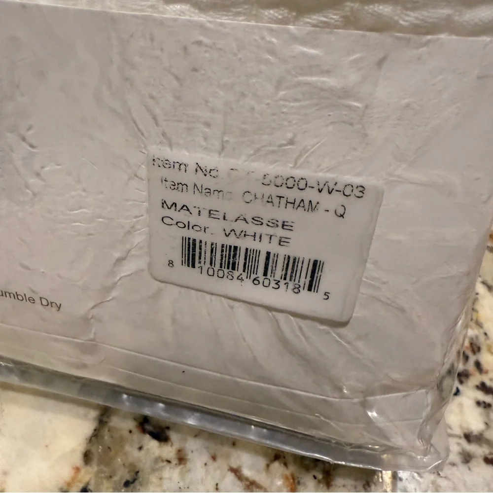 Chatham Matelassé white Blanket Pom Pom at Home Hilde Leiaghat Queen size new